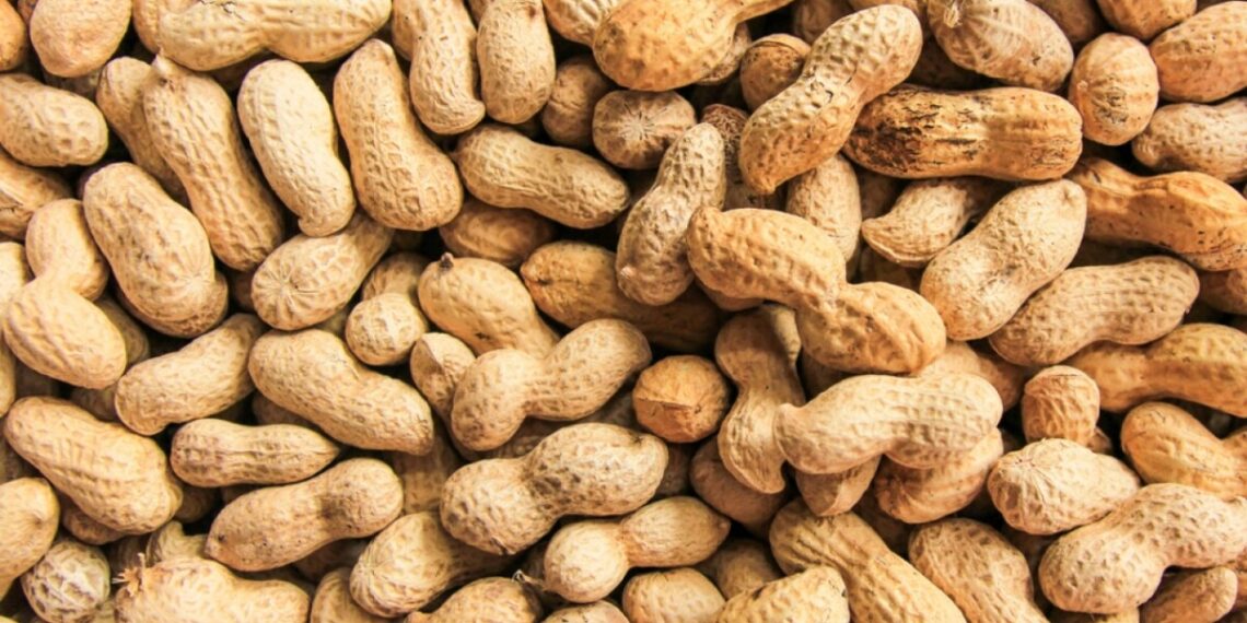 How often are foods that contain peanuts mislabeled?