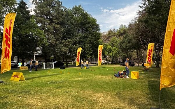 DHL Express y el Club Pumas conmemoran el Día Internacional del Glaucoma para crear conciencia en los jóvenes sobre la importancia de la discapacidad visual