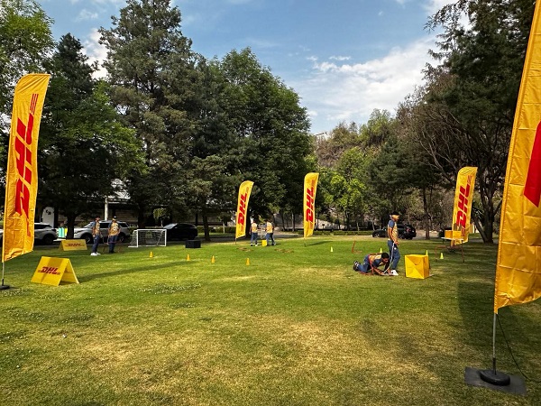 DHL Express y el Club Pumas conmemoran el Día Internacional del Glaucoma para crear conciencia en los jóvenes sobre la importancia de la discapacidad visual