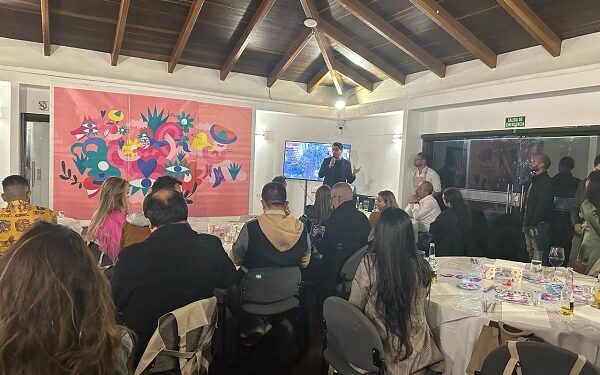 Taller del artista Claudio Limón muestra la identidad de Jalisco en Colombia