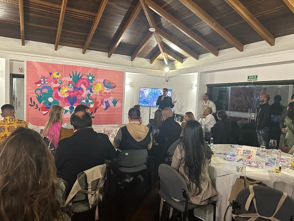 Taller del artista Claudio Limón muestra la identidad de Jalisco en Colombia