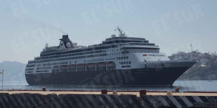 Atraca el crucero Gama-Nicko en Acapulco; turistas visitan La Quebrada