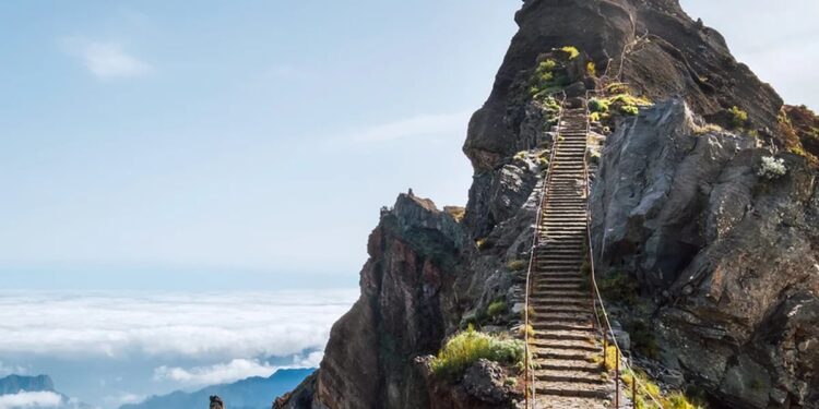 Las ‘escaleras del cielo’ de Portugal: un pico a casi 2.000 metros de altura que alberga una de las mejores vistas del país