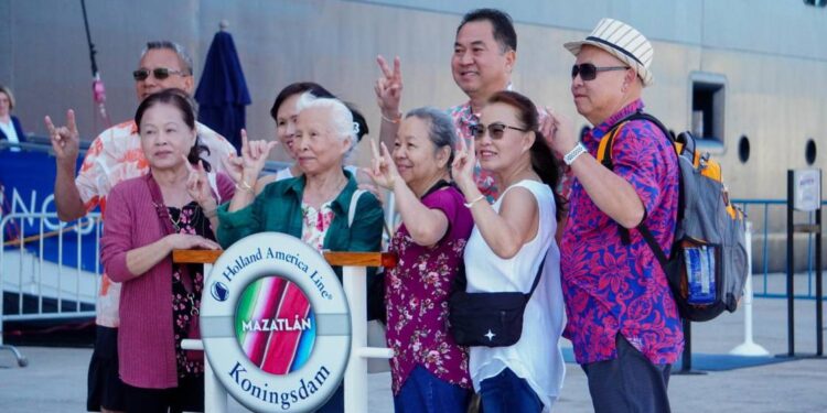 Llega más turismo a Mazatlán; arriba al puerto el crucero ‘Koningsdam’ con 3 mil 617 personas a bordo