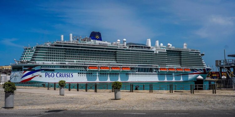 Dos cruceros cancelan sus escalas previstas este martes en el Puerto de Cádiz por el mal tiempo ·