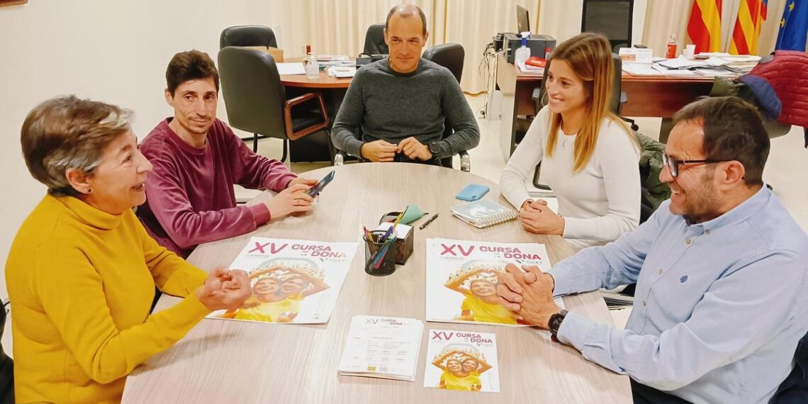 La reunión entre el Ayuntamiento de Benirredrà y la organización de la Cursa de la Dona Vicky Foods