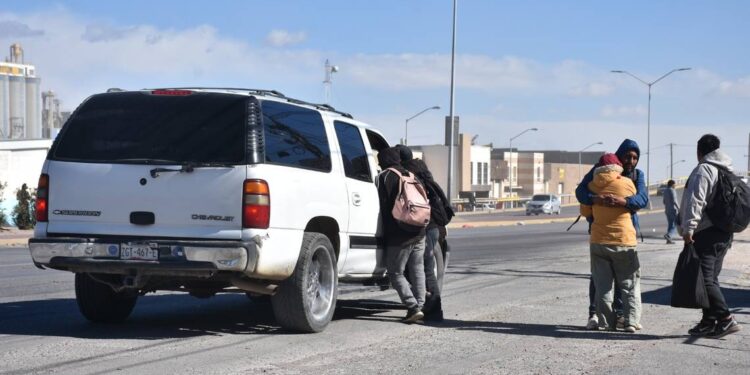 Conductores chihuahuenses siguen ofreciendo viajes a migrantes hasta la frontera - El Heraldo de Chihuahua