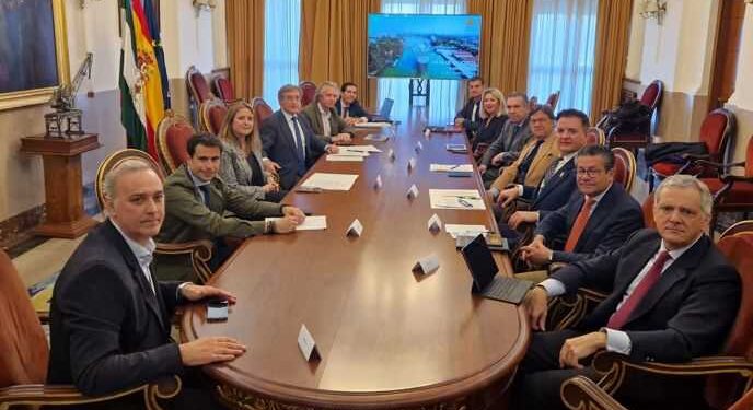 El Ayuntamiento y el Puerto participan en la primera mesa de cruceros y...
