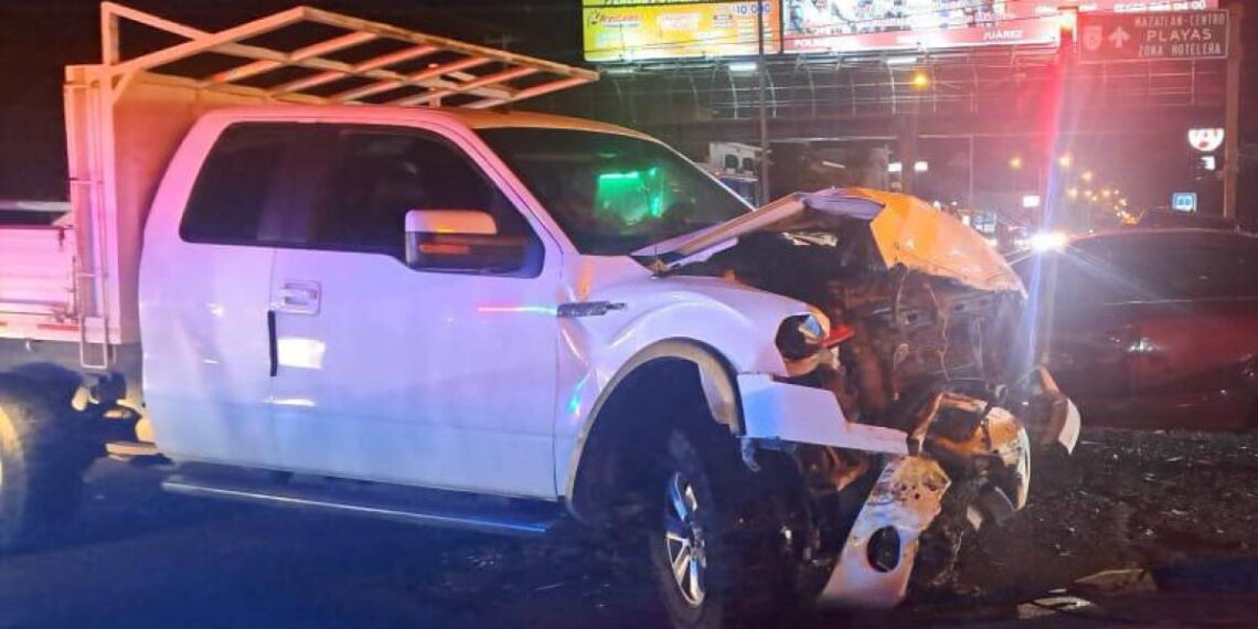 Chocan dos camionetas en crucero de Mazatlán