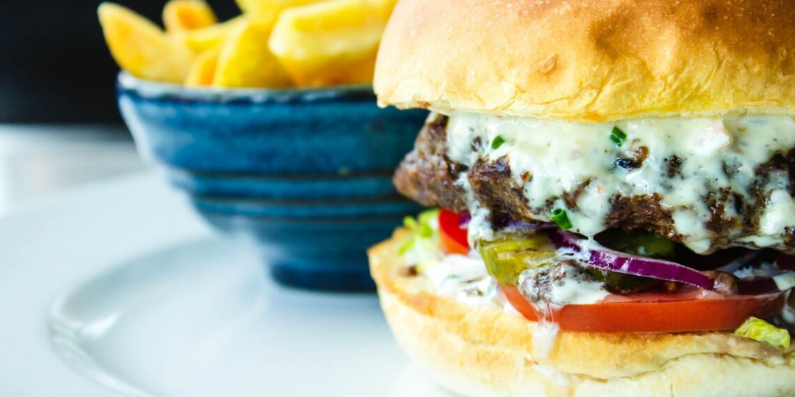 Cheeseburger with fries