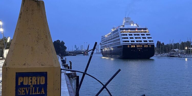 El Puerto de Sevilla inicia la temporada de cruceros con la llegada del Azamara Pursuit este Lunes Santo