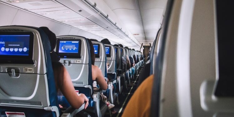 Así es como puede viajar en avión con un presupuesto limitado