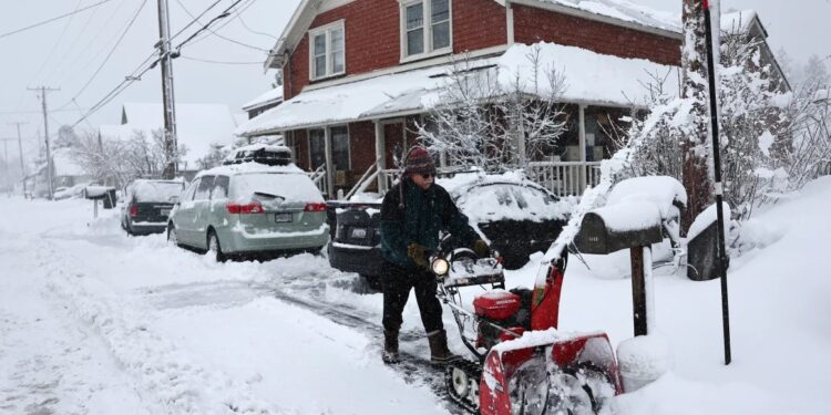 Raras condiciones de ventisca azotan las montañas de California con fuertes nevadas y fuertes vientos, lo que hace que viajar sea peligroso