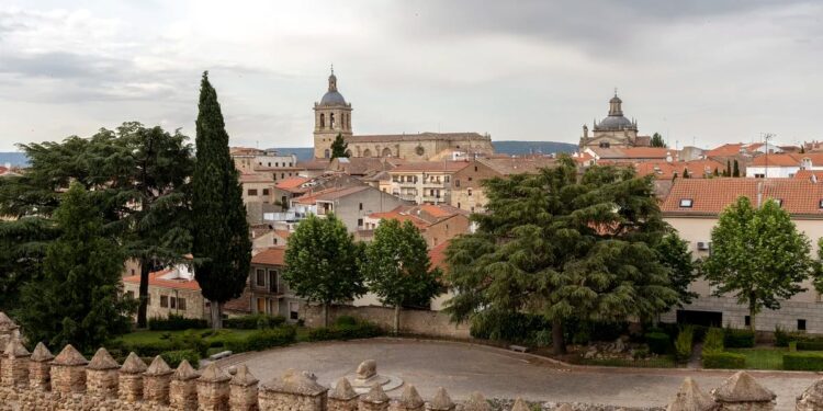 El pueblo histórico a 20 minutos de Portugal con un increíble castillo convertido en Parador