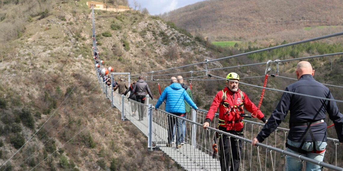 Cómo es y dónde está el puente tibetano más alto de Europa
