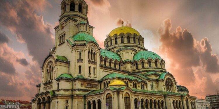 Las mejores ofertas de viajes en tren y avión para Semana Santa 2024