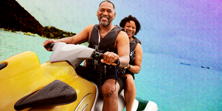 Pareja montando un jet-ski