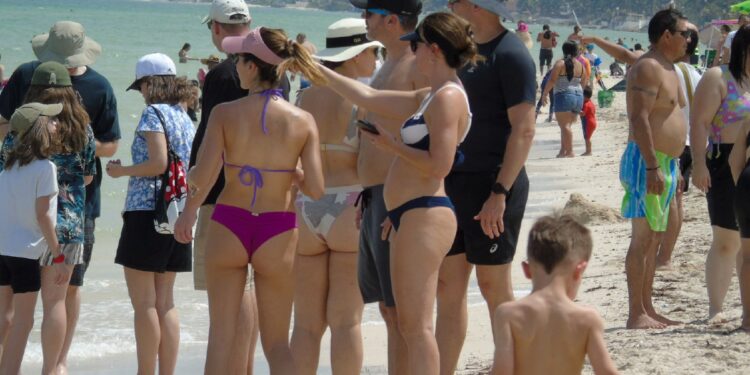 Disfrutan día playero soleado en Progreso