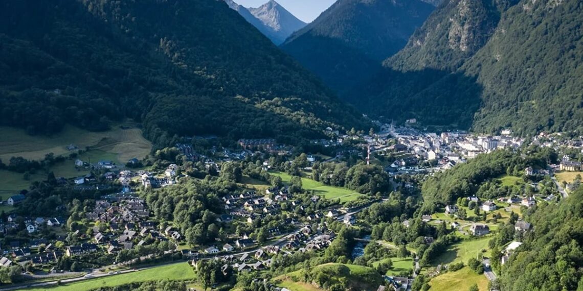 El bonito pueblo de Francia en mitad de los Pirineos con baños termales, dos estaciones de esquí y rutas de senderismo