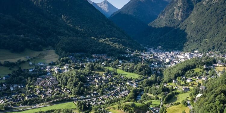 El bonito pueblo de Francia en mitad de los Pirineos con baños termales, dos estaciones de esquí y rutas de senderismo