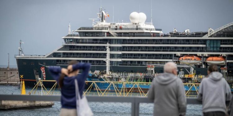 El crucero de gran lujo 'Seabourn Venture', en el Puerto de Santa Cruz de Tenerife