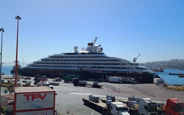 Scenic Eclipse II vuelve a recalar al Puerto de Valparaíso