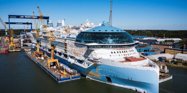 El crucero más grande del mundo, el 'Icon of the Seas', comienza su primer viaje