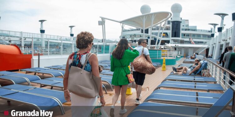 El puerto de Motril atraerá a más de 60.000 cruceristas y 39 buques para batir su récord en la temporada de cruceros