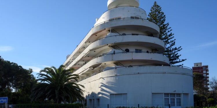 El balneario que guarda historias de Mirtha Legrand, Pablo Neruda y un antiguo hotel que parece un barco