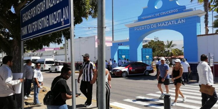 Turismo florece en Mazatlán con la llegada de crucero - El Sol de Mazatlán