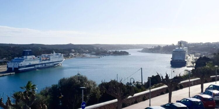 El ferry 'Ciudad Granada' a la izquierda, y el crucero 'Spirit of Adventure' a la derecha.
