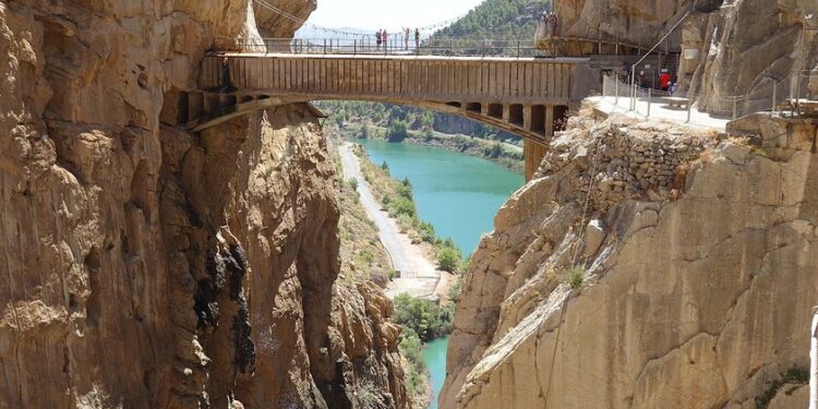 Los mejores desfiladeros y puentes colgantes de España para disfrutar dando caminatas