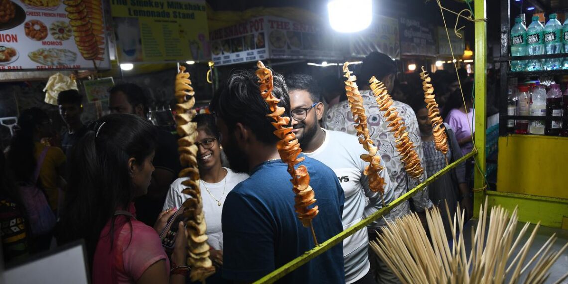 The road to Thiruvanmiyur beach is filled with tasty food