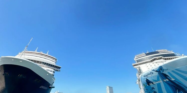 Llegan miles de turistas en triple arribo de cruceros