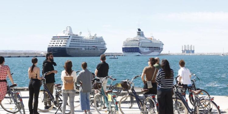 Más de 3.000 cruceristas desembarcan en Alicante
