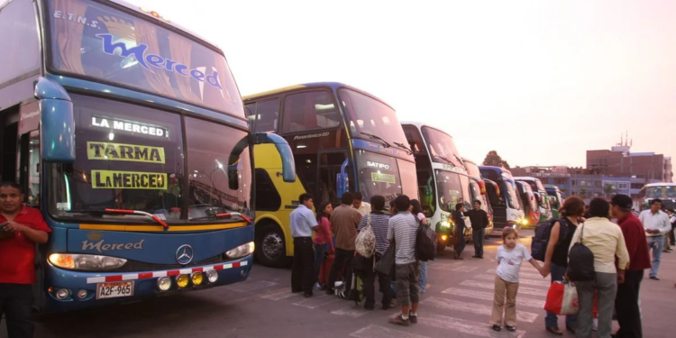 Sube hasta el doble los precios de los pasajes al interior del país por Semana Santa: ¿a qué regiones cuesta más viajar?