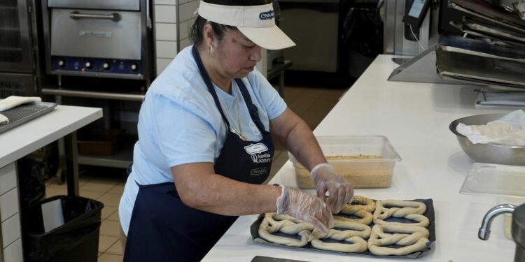 Nuevo salario mínimo para trabajadores de “fast foods” en California arranca este lunes