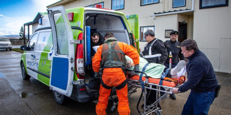 Armada ejecutó exitosa aeroevacuación de pasajera de crucero en el Estrecho de Magallanes