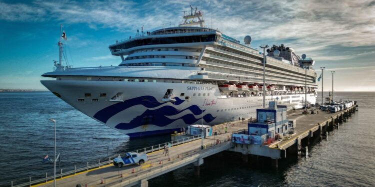 El Sapphire Princess llegó a Puerto Madryn en su última visita de la temporada