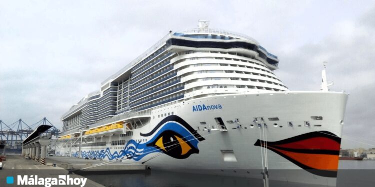 La Semana Santa en la que los cruceros “ocuparon” el puerto de Málaga