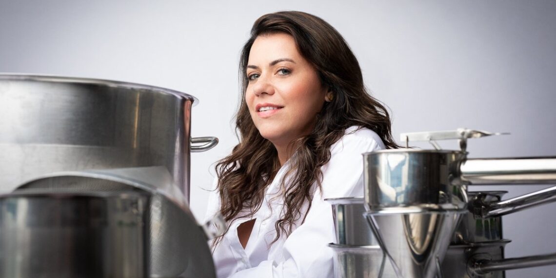 Janaína Torres, chef brasileña, entre utensilios de cocina