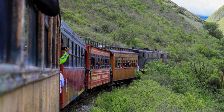 "El tren más difícil del mundo" busca rehabilitar su ruta a la Nariz del Diablo
