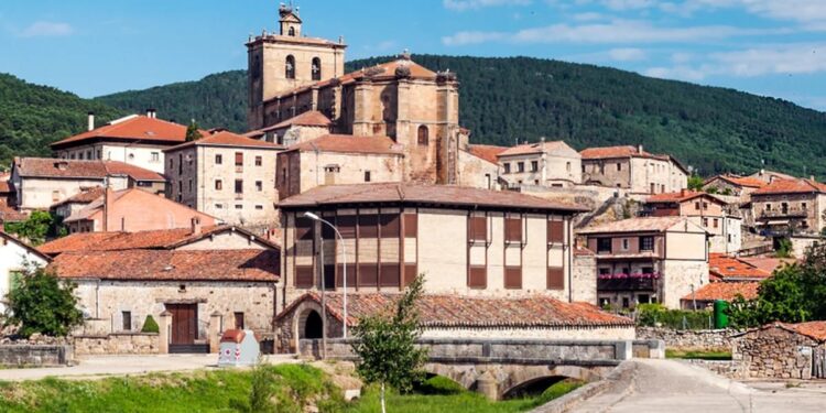 El pueblo de Soria que es uno de los más bonitos de España: arquitectura tradicional en mitad de un parque nacional