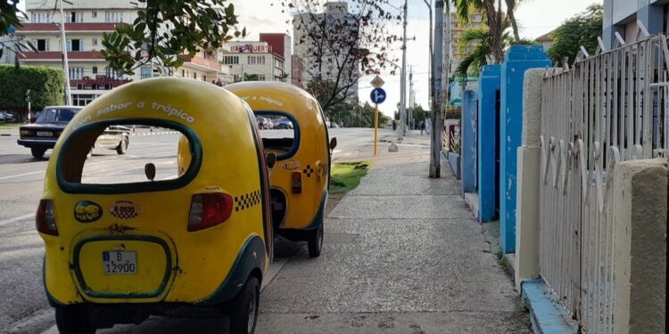 Cocotaxis a la espera en una avenida de La Habana.