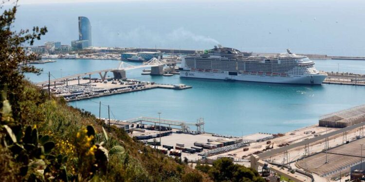 Barcelona inicia la temporada de cruceros con la oferta estancada y en plena polémica por la saturación