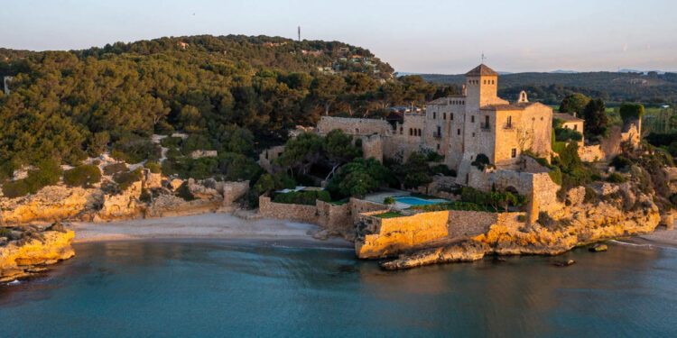 Las siete vidas del castillo costero más famoso de Tarragona