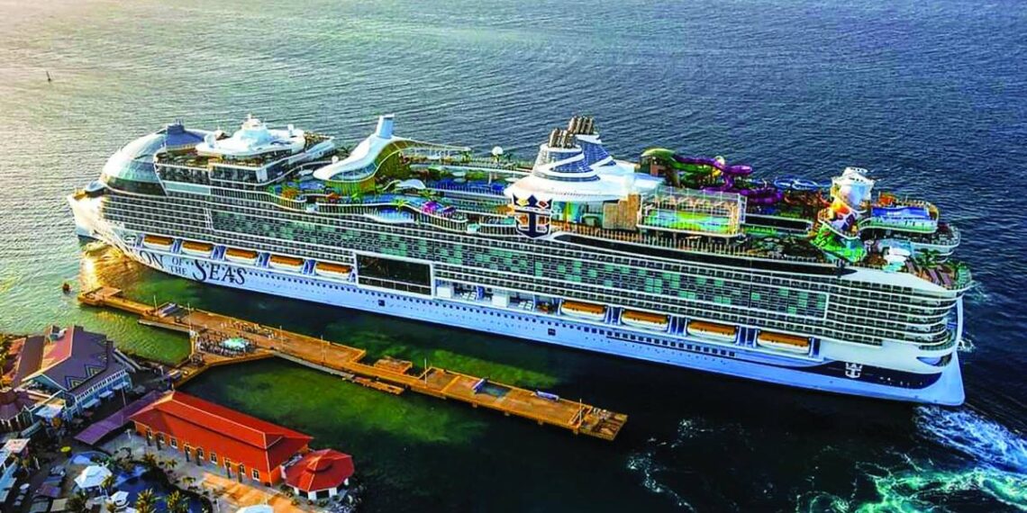 El “Icon of the Seas” llegó con más de 6,000 turistas a Roatán