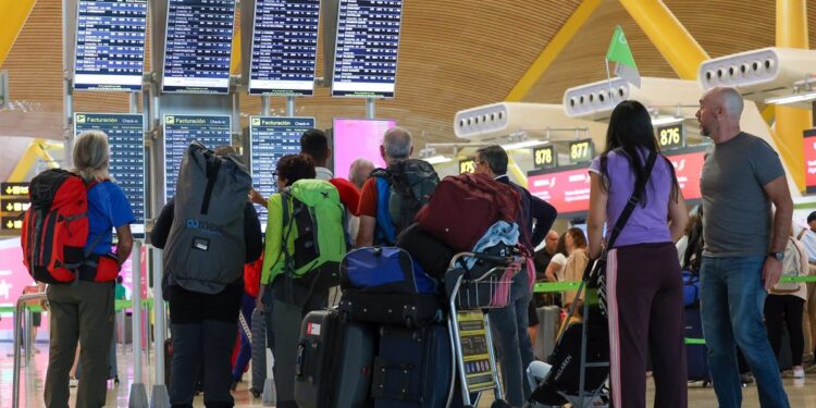 Los madrileños realizaron 33,1 millones de viajes en 2023 y gastaron casi un 11,8% más, hasta los 11.785 millones