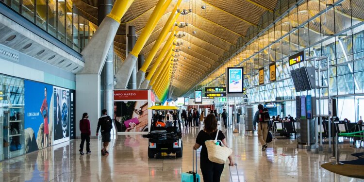 Los españoles realizaron casi 186 millones de viajes en 2023 con un gasto asociado de 58.750 millones