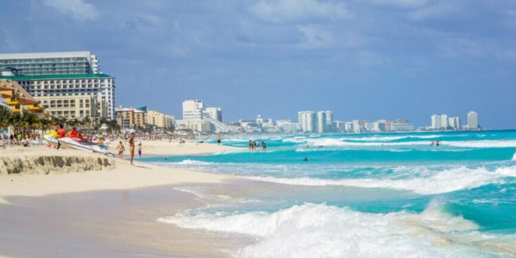 Mexicanos dicen que hay más dinero para viajar